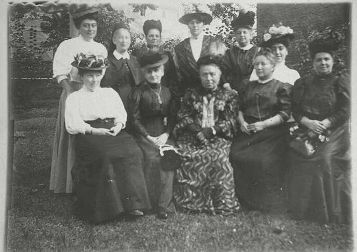The Weibliche Fuersorge (Sociedad de Atención a la Mujer) fundada por Bertha Pappenheim en 1902 -Abajo segunda a la izquierda- The Weibliche Fuersorge (Sociedad de Atención a la Mujer) fundada por Bertha Pappenheim en 1902 -Abajo segunda a la izquierda-